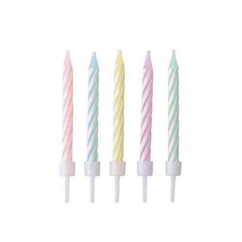 PAPSTAR 24 pastellfarbene Geburtstagskerzen mit Halter (6 cm, farblich sortiert) von PAPSTAR GmbH. Aufrecht in einer Reihe abgebildet - rosa, blau, gelb, lila und grün - vor einem schlichten weißen Hintergrund. Jede Schachtel enthält 10 Stück.