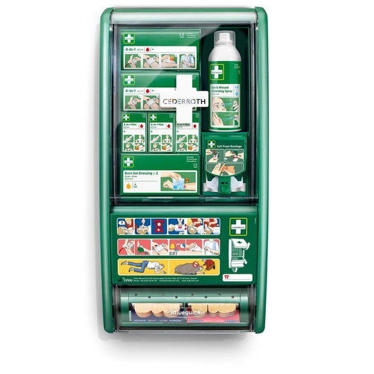Die Cederroth Erste-Hilfe-Station von Orkla Wound Care AB ist eine grüne, an der Wand montierte Erste-Hilfe-Station, die mit Verbänden, Brandgelverbänden, Sprühflasche, Wundreiniger, weichen Schaumstoffverbänden und einer illustrierten Anleitung ausgestattet ist.