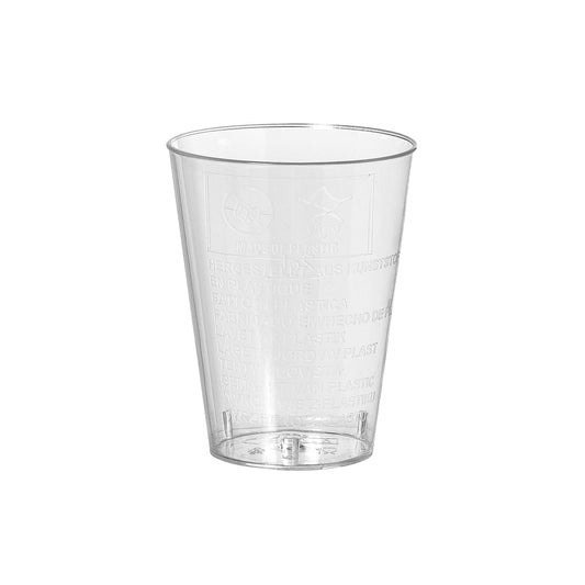 Ein transparenter Schnapsglas Trend PS Kunststoffbecher der Duni GmbH (Packung 50 Stück) mit eingegossenen Recyclingsymbolen und Text, fotografiert vor einem schlichten weißen Hintergrund.