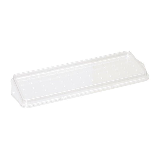 Das TASKI Vorbereitungssieb für Mopp-Boxen von Diversey Deutschland GmbH & Co. OHG ist ein durchsichtiger, rechteckiger Kunststoffdeckel mit erhabenen Kanten und Oberflächenunebenheiten, fotografiert auf Weiß – perfekt für einen optimierten Reinigungsprozess.