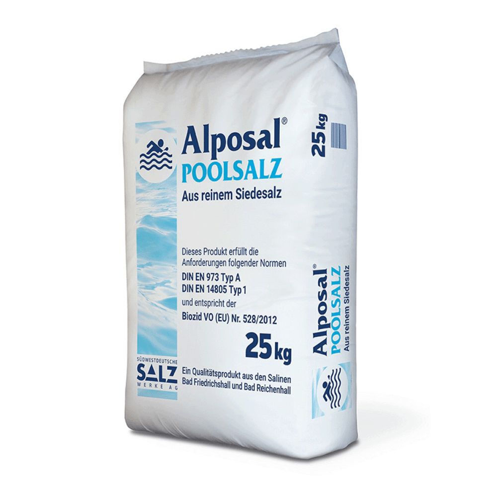 Ένας σάκος 25 kg αλατιού πισίνας Alposal της εταιρείας Südwestdeutsche Salzwerke AG έχει συσκευασία κυρίως λευκού χρώματος με μπλε λεπτομέρειες και φέρει επιγραφές στα γερμανικά. Περιέχει 99,9 % χλωριούχο νάτριο για χρήση σε εγκαταστάσεις ηλεκτρολύσεως αλατιού και πληροί τα πρότυπα DIN ως καθαρό αλάτι αποστάξεως για πισίνες.