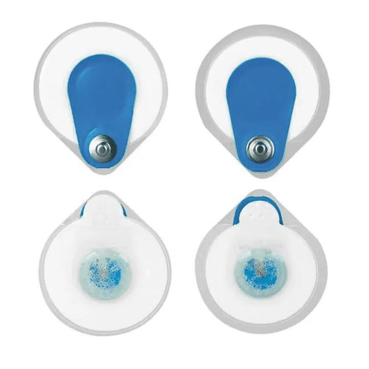 Vier runde Ambu GmbH BlueSensor Elektroden Pads (Auslaufartikel: Ambu BlueSensor Elektrode Millipore - 50 Stück) mit blauem Zentrum und Ag/AgCl-Schnappverbindern; die gelartige Millipore-Schicht ist auf der Rückseite jedes Pads sichtbar.