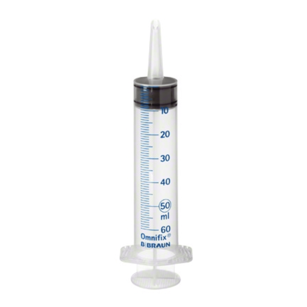 Σας παρουσιάζουμε την B. Braun Omnifix® Solo, μια σύριγγα τριών τμημάτων για πληγές και ουροδόχο κύστη με ακροφύσιο καθετήρα. Αυτή η σύριγγα διαθέτει διαφανές πλαστικό σώμα με κλίμακα μέτρησης έως 60 ml, συμπληρωμένο από μαύρο έμβολο και σχεδιασμό με αιχμηρή άκρη. Είναι ιδανική για την ακριβή χορήγηση υγρών και ταιριάζει τέλεια για διάφορες διαδικασίες, συμπεριλαμβανομένης της έκπλυσης πληγών και των εφαρμογών καθετήρα, κατασκευασμένη από B. Braun Γερμανία GmbH & Co. KG.