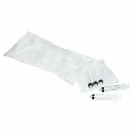 Fünf B.Braun ProSet Intrafix® Primeline Omnifix-Spritzen der Marke B. Braun Deutschland GmbH & Co. KG liegen auf weißem Untergrund, drei in einer durchsichtigen Kunststoffverpackung, zwei sind unverpackt und heben sich vor einem schlichten hellen Hintergrund ab.