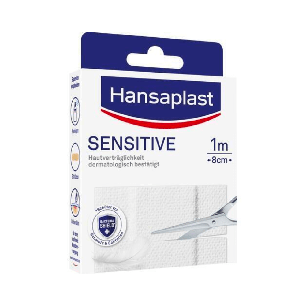 Συσκευασία για Hansaplast Sensitive Επιθέματα - Διάφορα μεγέθη της Beiersdorf AG. Στο κουτί φαίνονται το λογότυπο της μάρκας, το όνομα του προϊόντος και μια εικόνα ενός ψαλιδιού που κόβει μια λωρίδα επιδέσμου. Η συσκευασία τονίζει την δερματολογική έγκριση.