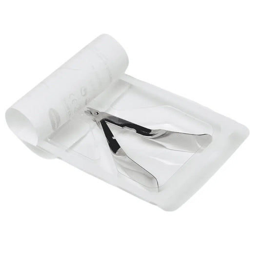 Der Auslaufartikel: Hartmann Klammerentferner 10 cm der Paul Hartmann AG liegt auf einem weißen Einwegtablett mit einem gerollten Papierblatt daneben, was auf die Verwendung im medizinischen oder manikürischen Bereich hinweist. (Verpackung: 1 Stück).