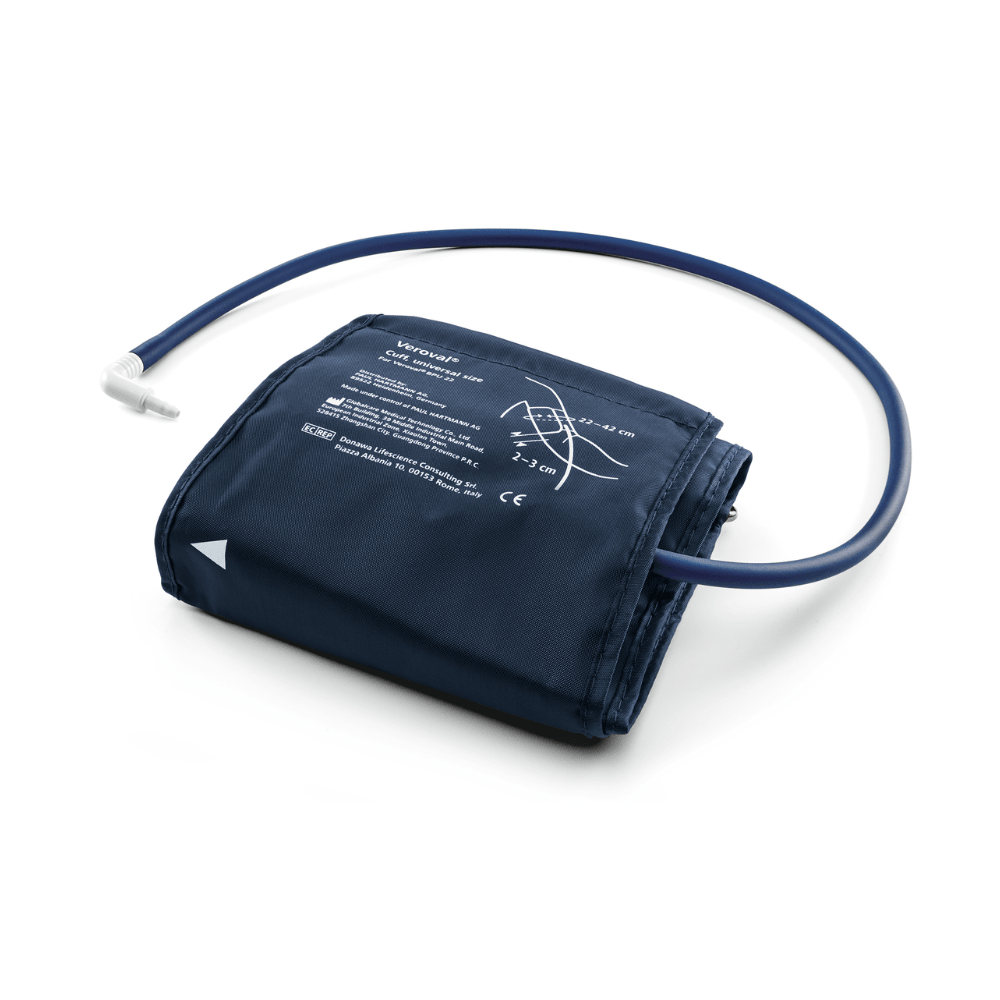 Ένα πιεσόμετρο βραχίονα Hartmann Veroval® Compact της Paul Hartmann AG με μπλε νάιλον θήκη και συνδεδεμένο λαστιχένιο σωλήνα, τοποθετημένο σε λευκό φόντο, με τυπωμένες οδηγίες ορατές στη θήκη.