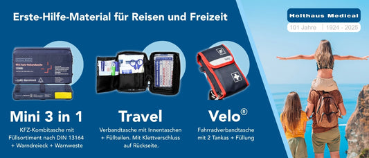 Werbegrafik von Holthaus Medical zum Thema „Erste-Hilfe-Material für Reisen und Freizeit“. Abgebildet sind drei verschiedene Erste-Hilfe-Taschen:
„Mini 3 in 1“ – eine Auto-Verbandtasche mit Füllsortiment nach DIN 13164, Warnweste und Warndreieck,
„Travel“ – eine kompakte Verbandtasche mit Innentaschen und Klettverschluss,
„Velo“ – eine Fahrrad-Verbandtasche mit zwei Tankas und Füllung.
Rechts im Bild ist eine Familie auf einer Klippe am Meer zu sehen. Ein Mädchen sitzt auf den Schultern eines Erwachsenen