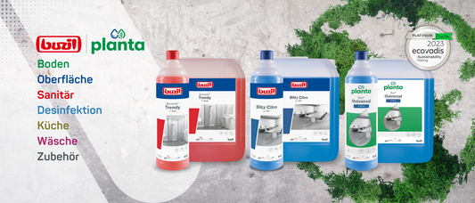 Vier Flaschen und Behälter mit Reinigungsprodukten der Marken Buzil und Planta sind vor einem hellen Hintergrund mit Moos abgebildet. Auf der linken Seite ist eine Liste der Reinigungszwecke in farbigem Text dargestellt. Auf der rechten Seite erscheint eine Plakette für die Umweltfreundlichkeit.