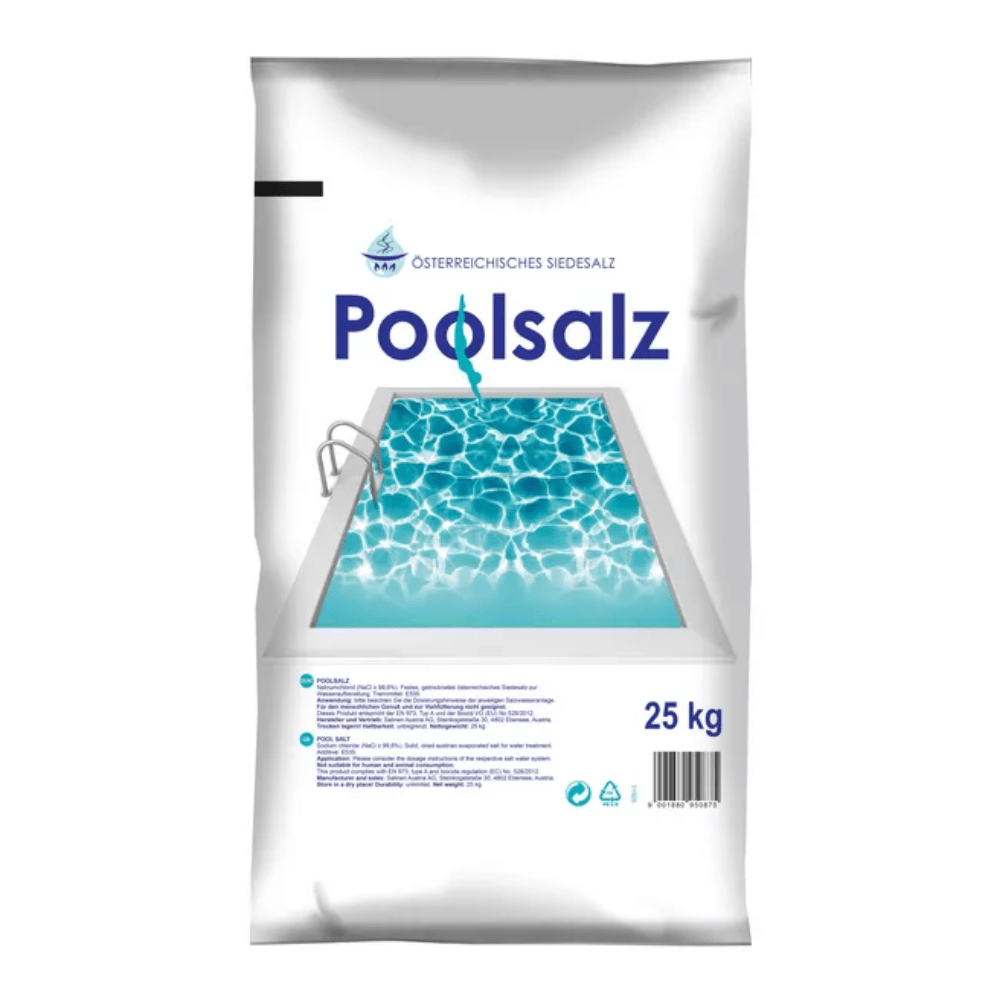 Ένας σάκος 25 kg «Salinen Poolsalz – καθαρό αλάτι αποστάξεως χωρίς αντικολλητικά» για τη συντήρηση της πισίνας, με διαφανές παράθυρο που επιτρέπει την προβολή του μπλε νερού της πισίνας και σαφείς περιγραφές στη λευκή συσκευασία.