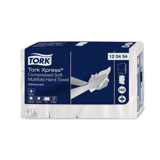 Packung mit Tork Xpress® 120454 Komprimierte Weiche Multifold-Handtücher. Die Verpackung ist blau-weiß gestaltet und zeigt Bilder, die die Verwendung der Handtücher demonstrieren und so die Nachhaltigkeit betonen. Der Produktcode 12 04 54 ist deutlich sichtbar. Marke: TORK - Essity Professional Hygiene Germany GmbH.