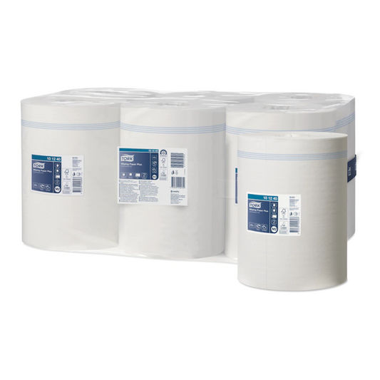 Ausgestellt wird eine Packung mit sechs Tork Xpress® Starke Mehrzweck-Papierwischtücher Advanced 2-lagig-Rollen, jede mit einem blau-weißen Etikett mit Produktdetails. Verpackt in transparenter Kunststoffverpackung bieten diese Papiertücher von TORK – Essity Professional Hygiene Germany GmbH fortschrittliche 2-Lagen-Technologie für überragende Saugfähigkeit.