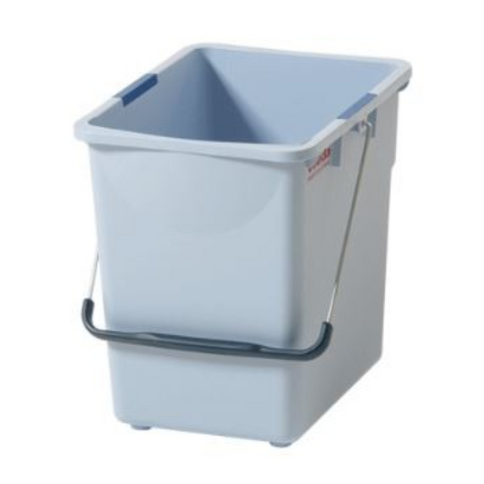 Ein rechteckiger, hellblauer Kunststoffeimer aus strapazierfähigem Kunststoff mit einem Metallbügel mit blauem Griff. Der Vileda Professional Eimer der Vileda GmbH hat eine leicht schräge Öffnung und ist ideal für allgemeine Reinigungszwecke.