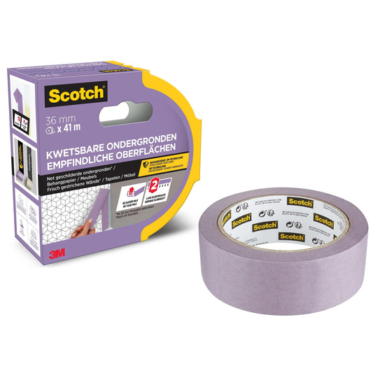 Eine Rolle Scotch® Malerabdeckband für empfindliche Oberflächen (36 mm x 41 m) von 3M Deutschland GmbH, in einer Verpackung mit lila und gelben Akzenten, mit Text in Niederländisch und Deutsch. 100% PEFC SGSCH-PEFC-COC-110078.