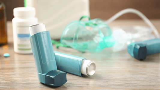 Inhalatoren und Vernebler und Medikamente im Hintergrund