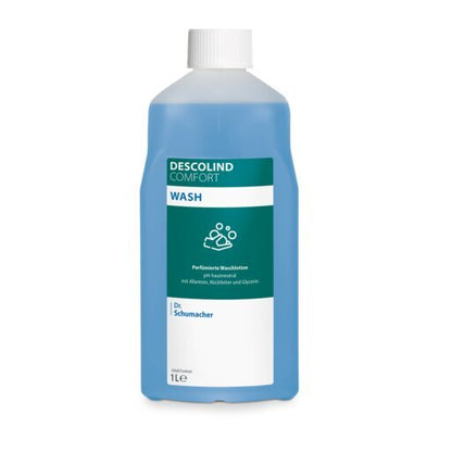 Το μπουκάλι του 1 λίτρου Dr. Schumacher Waschlotion DESCOLIND COMFORT WASH της Dr. Schumacher GmbH με λευκό καπάκι και μπλε υγρό αναφέρει στην λευκο-πράσινη ετικέτα μπροστά, εκτός από τις πληροφορίες του προϊόντος, την pH-ουδέτερη φόρμουλα και την αλλαντοΐνη.