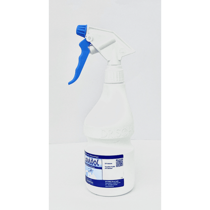 Ένα λευκό Dr. Schnell άδειο φιάλη ψεκασμού χεριών 600 ml από την DR.SCHNELL GmbH & Co. KGaA με μπλε σκανδάλη στέκεται όρθιο σε μια λευκή επιφάνεια - τέλειο για καθαριστικά και συνδυάζει την αποδοτικότητα με έναν απλό σχεδιασμό μπροστά σε ένα απλό φόντο.