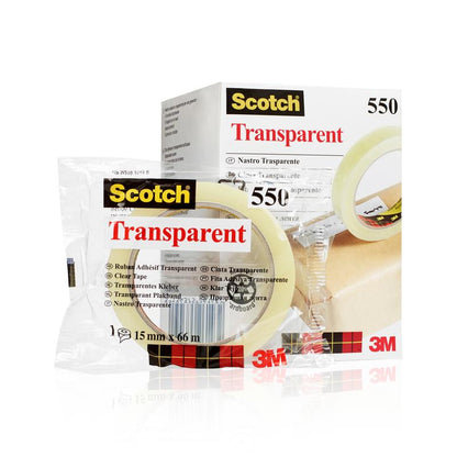 Ένας ρόλος Scotch® Διάφανη Κολλητική Ταινία 550 της 3M Deutschland GmbH βρίσκεται σε διάφανη πλαστική συσκευασία μπροστά από το κουτί της, στο οποίο φαίνονται διάφορες μεταφράσεις για "Διάφανη Κολλητική Ταινία" και το λογότυπο 3M.