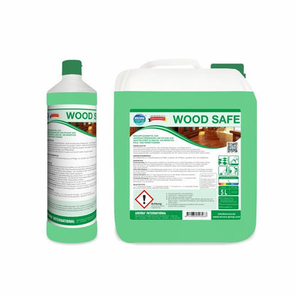 Δύο πράσινο-λευκά δοχεία Arcora WOOD SAFE - ένα ψηλό μπουκάλι και μια κανάτα 5 λίτρων με λαβή - χρησιμεύουν για τον καθαρισμό και τη φροντίδα δαπέδων από ξύλο και παρκέ που έχουν υποστεί επεξεργασία με λάδι ή κερί. Και τα δύο έχουν λεπτομερείς οδηγίες στις ετικέτες.
