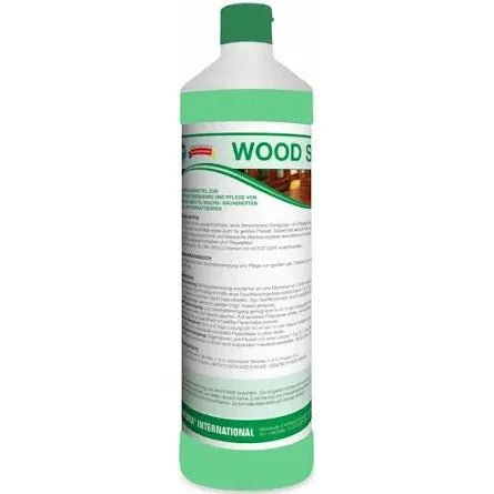 Όρθιο στέκεται ένα ψηλό μπουκάλι Arcora WOOD SAFE WISCHPFLEGE της Arcora International GmbH, η ετικέτα του οποίου στα γερμανικά δείχνει ξύλινες επιφάνειες και αναφέρει ότι προορίζεται για τον καθαρισμό και τη φροντίδα δαπέδων από ξύλο και παρκέ που έχουν υποστεί επεξεργασία με λάδι ή κερί.