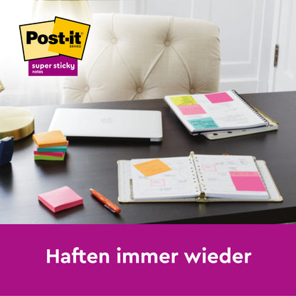 Auf einem Schreibtisch stehen ein Laptop, aufgeschlagene Notizbücher mit mehreren Post-it® Super Sticky Notes (76mm x 76mm, 90 Blatt/Block, 100% PEFC) der 3M Deutschland GmbH. In der linken oberen Ecke ist das Post-it Logo zu sehen und als Text erscheint "Haften immer wieder".