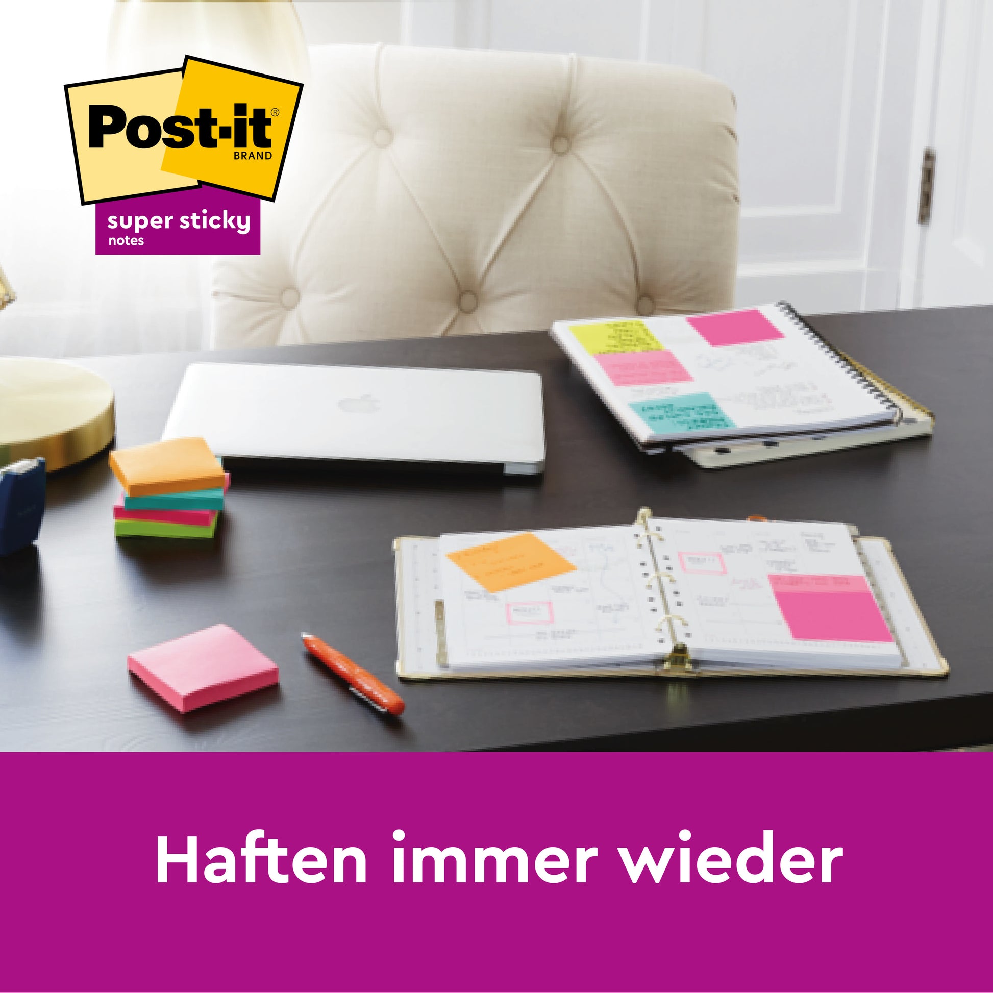 Ein Schreibtisch mit gestapelten Post-it® Super Sticky Z-Notes Boost Collection (76x76mm, 90 Blatt/Block, 100% PEFC) von 3M Deutschland GmbH, einem offenen Planer mit bunten Notizen, einem Stift, einem geschlossenen Laptop und einer Lampe. Text: "Haften immer wieder." Logo oben links.
