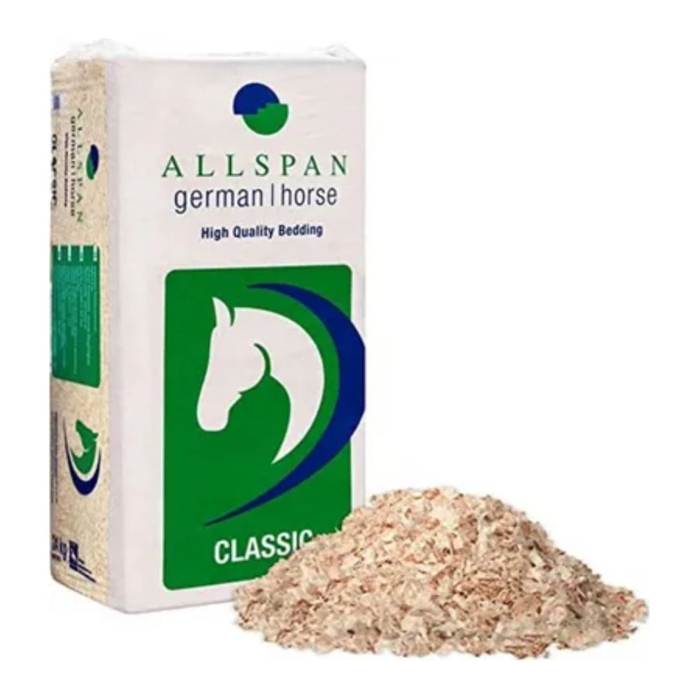 Ένα Allspan German Horse Classic Holzspäne Einstreu, γνωστό για τον υψηλό βαθμό ξηρότητάς του, βρίσκεται δίπλα σε άλλες στρώσεις. Η συσκευασία δείχνει ένα στυλιζαρισμένο κεφάλι αλόγου και την ένδειξη «Classic».