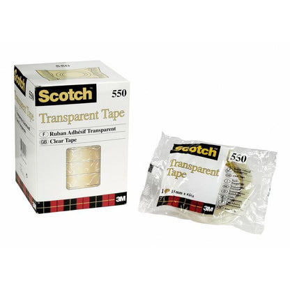 Ένα κουτί και ένας μεμονωμένος ρόλος Scotch® Διάφανη Κολλητική Ταινία 550 της 3M Deutschland GmbH απεικονίζονται δίπλα-δίπλα, και τα δύο με το λογότυπο Scotch, πληροφορίες προϊόντος και ένα κόκκινο-μαύρο καρό μοτίβο στη συσκευασία.