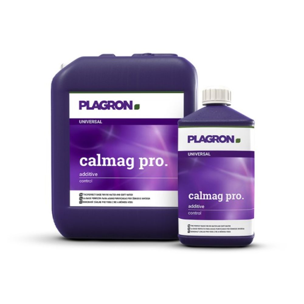 Η εικόνα δείχνει δύο δοχεία με Plagron Calmag Pro από την Bertels B.V. Το μεγαλύτερο είναι ένα μοβ, τετράγωνο δοχείο και το μικρότερο είναι ένα μοβ μπουκάλι. Και τα δύο χαρακτηρίζονται ως «Πρόσθετο» στην κατηγορία «Universal» και περιέχουν μια φόρμουλα ασβεστίου-μαγνησίου για την απαραίτητη φροντίδα των φυτών.