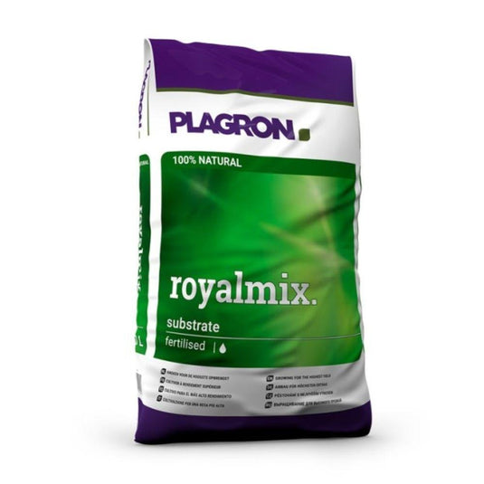 Μια σακούλα Plagron Royalmix – Καλλιέργεια με τη μέγιστη απόδοση της Bertels B.V. φέρει ένα πράσινο-μοβ σχέδιο με τις επιγραφές «100 % φυσικό» και «εμπλουτισμένο με χούμο από σκουλήκια», που αναδεικνύουν το μείγμα υψηλής ποιότητας από οργανικά λιπάσματα, με σύμβολα που περιγράφουν λεπτομερώς τις ιδιότητές του.