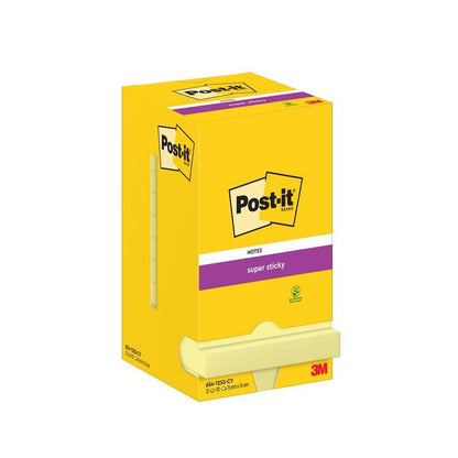 Ένα κίτρινο κουτί Post-it® Super Sticky Notes (76 mm x 76 mm, 90 φύλλα/μπλοκ) της 3M Deutschland GmbH εμφανίζεται όρθιο, με το όνομα της μάρκας και του προϊόντος και ένα άνοιγμα στο κάτω μέρος για εύκολη αφαίρεση των σημειώσεων.