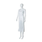 Eine weiße Schaufensterpuppe trägt eine lange, ärmellose, bis unter die Knie reichende MED-COMFORT PE Einwegschürze (100 x 140 cm, weiß) der AMPri Handelsgesellschaft mbH vor einem schlichten weißen Hintergrund. Karton enthält 70 Stück.