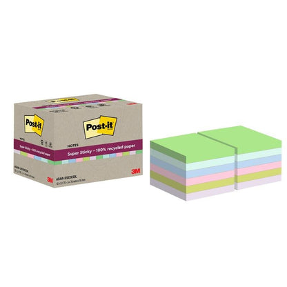 Ένα κουτί Post-it® Super Sticky 100% Ανακυκλωμένα Σημειώματα (76 mm x 76 mm, 70 φύλλα/μπλοκ, 100% PEFC) της 3M Deutschland GmbH απεικονίζεται δίπλα σε πράσινα, μπλε, ροζ, κίτρινα και μοβ μπλοκ. Η συσκευασία φέρει το λογότυπο της 3M.