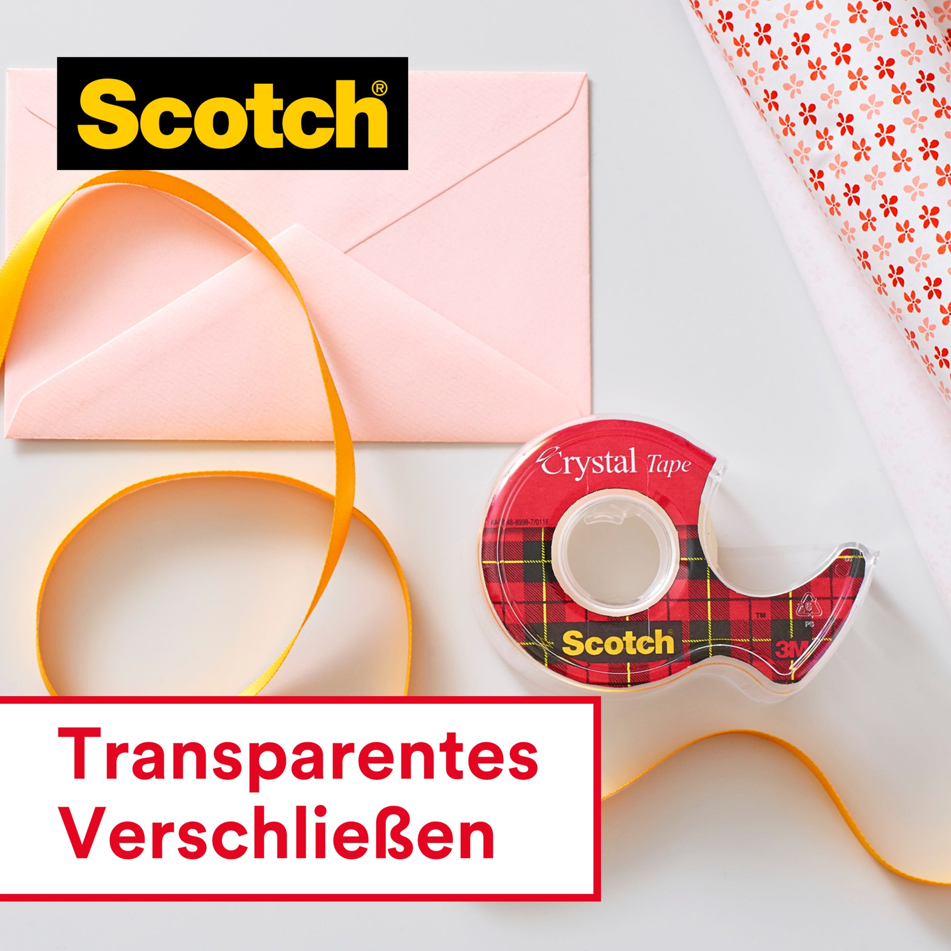 Ein 3M Scotch® Crystal Klebeband 6-1925D (19 mm x 25 m) auf einem Spender, ein rosafarbener Umschlag, ein gelbes Band und Dekorpapier sind auf einer weißen Fläche angeordnet. Das Scotch-Logo und der deutsche Text "Transparentes Verschließen" sind sichtbar.
