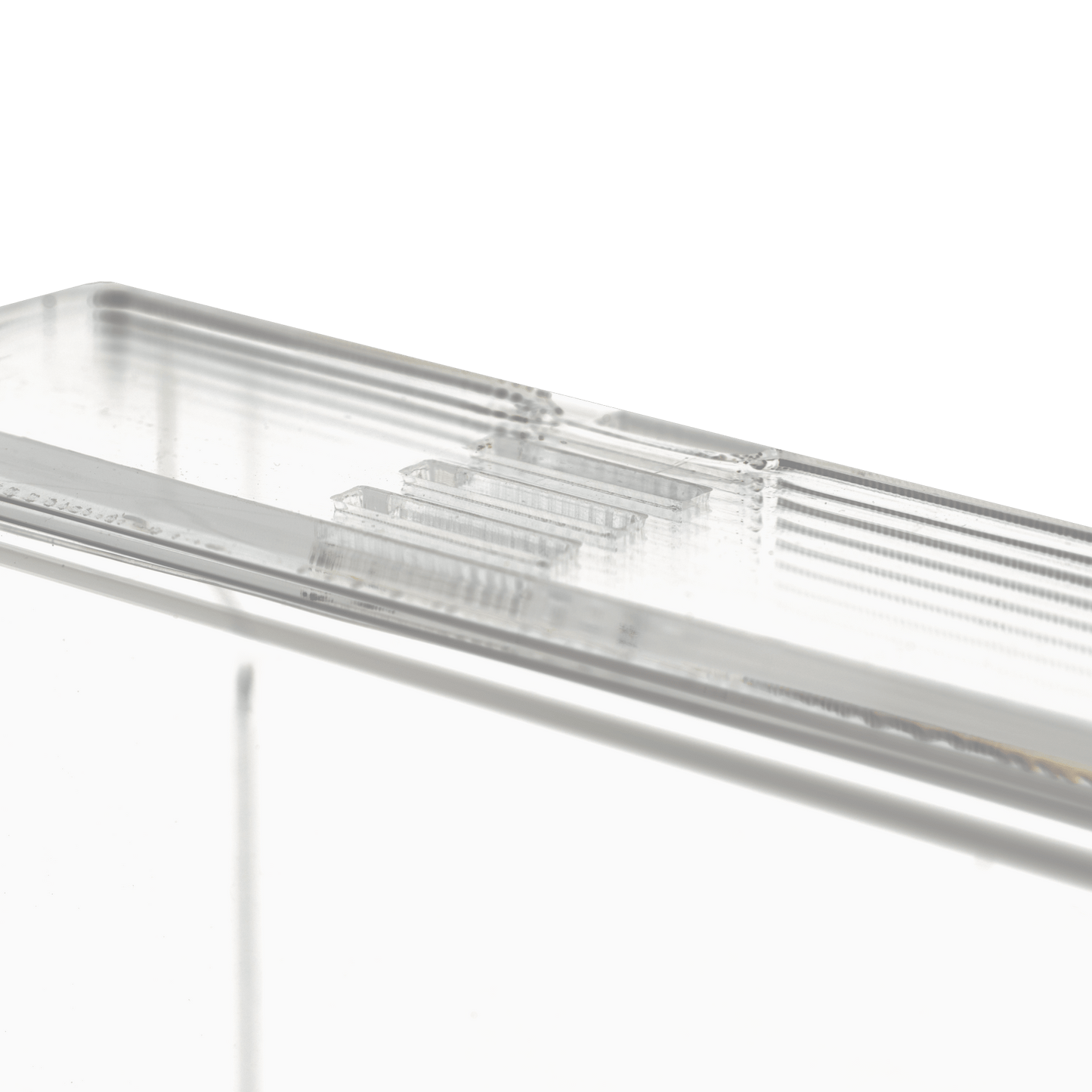 Κοντινή λήψη της διαφανούς, γαλακτώδους θήκης διανομής γαντιών μιας χρήσης (250 x 135 x 55-90 mm) της AMPri Handelsgesellschaft mbH, μιας ορθογώνιας ακρυλικής θήκης διανομής με ραβδωτές άκρες σε μονόχρωμο λευκό φόντο.