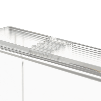 Κοντινή λήψη της διαφανούς, γαλακτώδους θήκης διανομής γαντιών μιας χρήσης (250 x 135 x 55-90 mm) της AMPri Handelsgesellschaft mbH, μιας ορθογώνιας ακρυλικής θήκης διανομής με ραβδωτές άκρες σε μονόχρωμο λευκό φόντο.