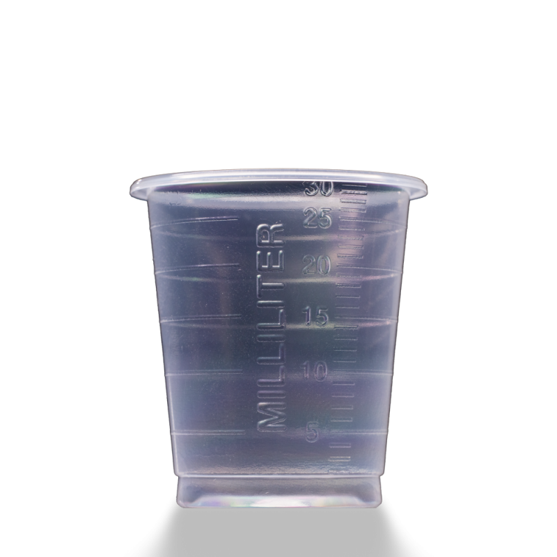 Ein MED COMFORT ECO Einmal Medizinbecher 30 ml graduiert von AMPri Handelsgesellschaft mbH, mit 5-30 mL Milliliter-Markierungen, steht auf einer schlichten hellen Fläche.