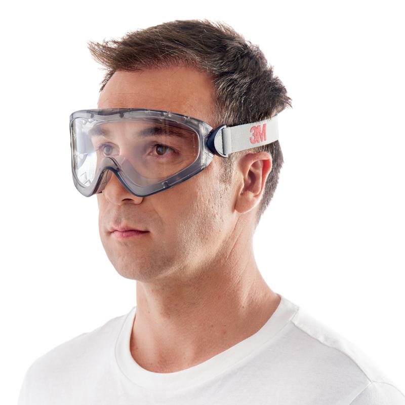 Ένας άντρας φορά ένα λευκό T-Shirt και τα γυαλιά προστασίας 3M™ 2890, σφραγισμένα, διαφανής φακός από την 3M Deutschland GmbH - με γκρι σκελετό και λευκή ταινία "3M" - μπροστά από ένα απλό λευκό φόντο.