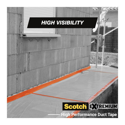 Μια λωρίδα πορτοκαλί ταινίας Scotch® High Visibility, 25 m x 48 mm από την 3M Deutschland GmbH, ασφαλίζει μια διάφανη πλαστική μεμβράνη στη βάση ενός τούβλινου σπιτιού. Οι λέξεις "High Visibility" και "Scotch High Visibility Tape" είναι ορατές.