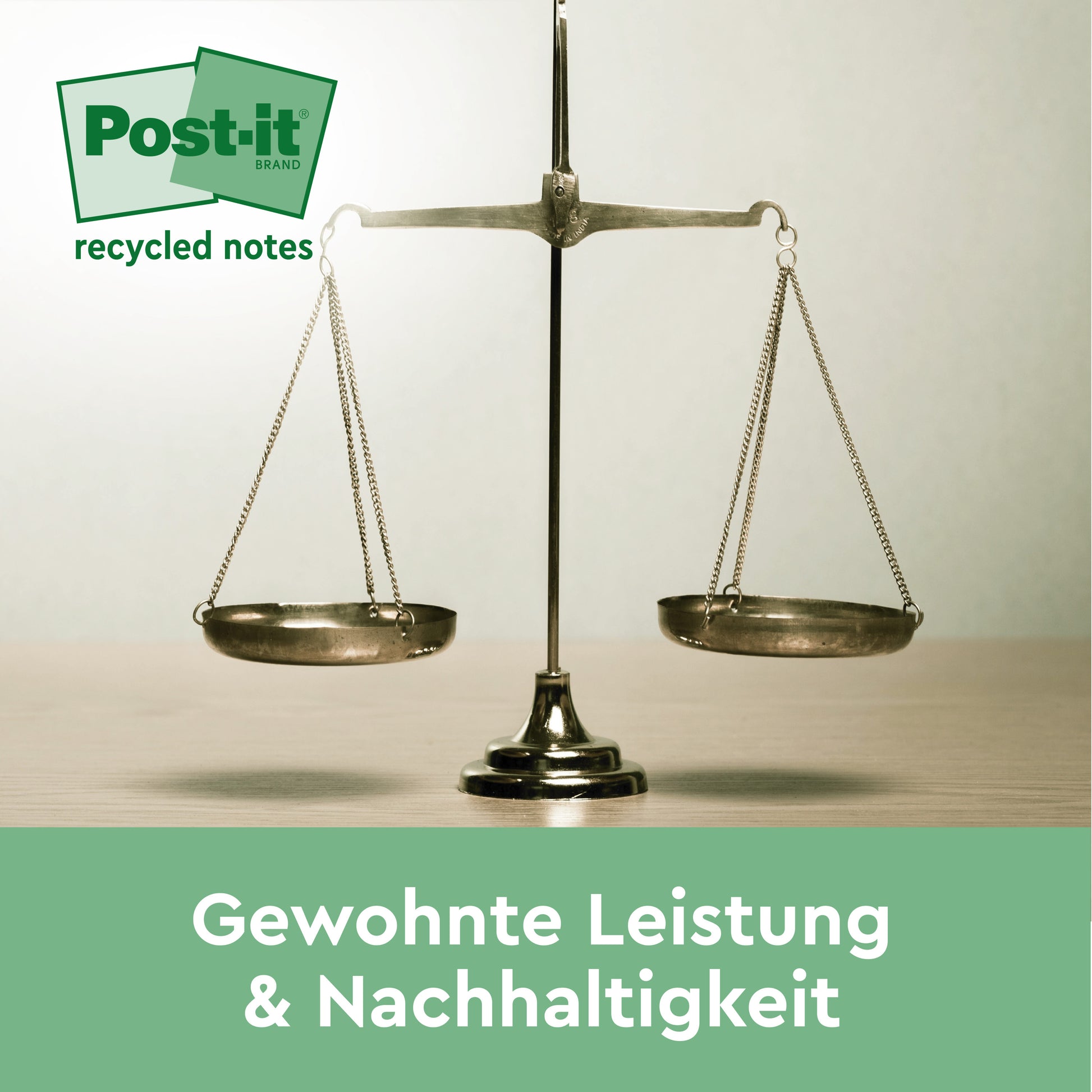 Eine Waage aus Messing steht auf einem beigen Untergrund, darüber befindet sich ein grünes "Post-it® Recycling Notes"-Logo. Darunter steht der Text: "Gewohnte Leistung & Nachhaltigkeit" auf Grün. Produkt: 38x51mm, 100 Blatt/Block, 100% PEFC von 3M Deutschland GmbH.