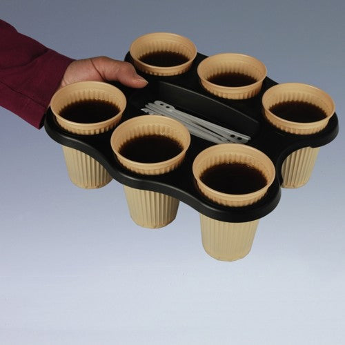Eine Hand hält ein Starpak 3 Becher-Tray (PS, 22,4 x 24,4 x 2,4 cm, schwarz) für sechs Becher, das beige Becher mit dunkler Flüssigkeit und mehrere weiße Rührstäbchen im mittleren Fach enthält.