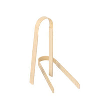 Ένα ζευγάρι PAPSTAR τσιμπίδων για fingerfood από μπαμπού, 10 εκ. (50 τεμάχια) από την PAPSTAR GmbH με απλό σχέδιο U στέκεται όρθιο μπροστά σε λευκό φόντο.