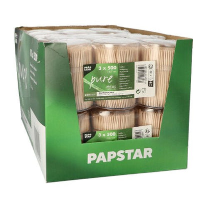 Ένα χάρτινο κουτί με την επιγραφή "PAPSTAR GmbH" περιέχει πολλές συσκευασμένες πακέτα PAPSTAR ξύλινες οδοντογλυφίδες "pure", στρογγυλές, 6,7 εκ. στον διανομέα (1500 κομμάτια), στις οποίες οι υψηλής ποιότητας ξύλινες οδοντογλυφίδες παρουσιάζονται με ακρίβεια.