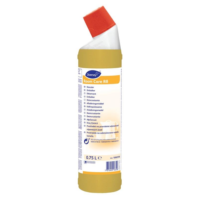 Ένα μπουκάλι 750 ml Diversey Deutschland Room Care R8 αποσκληρυντικό με κόκκινο γωνιακό καπάκι και κίτρινη πολυγλωσσική ετικέτα, ιδανικό για την αφαίρεση των αλάτων στο μπάνιο.