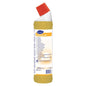 Ένα μπουκάλι 750 ml Diversey Deutschland Room Care R8 αποσκληρυντικό με κόκκινο γωνιακό καπάκι και κίτρινη πολυγλωσσική ετικέτα, ιδανικό για την αφαίρεση των αλάτων στο μπάνιο.