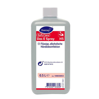 Ένα μπουκάλι 0,5 λίτρων Soft Care Des E Spray H5 Απολύμανση χεριών από την Diversey Deutschland GmbH & Co. OHG, σε πρακτική μορφή σπρέι, με ετικέτα στα γερμανικά, γκρι σώμα, λευκό καπάκι και πληροφορίες προϊόντος/ανακύκλωσης στο μπροστινό μέρος.