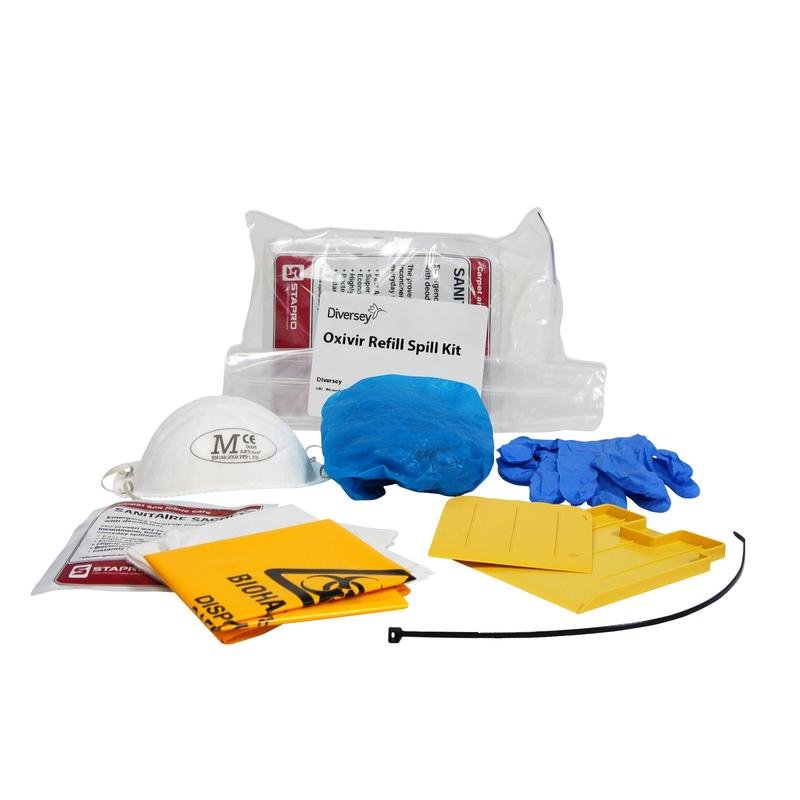 Εμφανίζεται το Diversey Spill Kit Refill (2 τεμάχια) από την Diversey Deutschland GmbH & Co. OHG, με μάσκα προσώπου, μπλε προστατευτικό μαλλιών, γάντια, κίτρινες σακούλες για βιολογικούς κινδύνους, απορροφητικά μαξιλάρια, δεματικά καλωδίων και καθαριστικό διάλυμα σε λευκό φόντο.