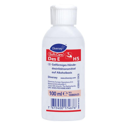 Ένα λευκό μπουκάλι των 500 ml Soft Care Des E, VAH-καταχωρημένο, σε μορφή γέλης απολυμαντικό χεριών από Diversey Deutschland GmbH & Co. OHG, με γερμανική ετικέτα σε κόκκινο-λευκό και μπλε γραμμωτό κώδικα στο κάτω μέρος.