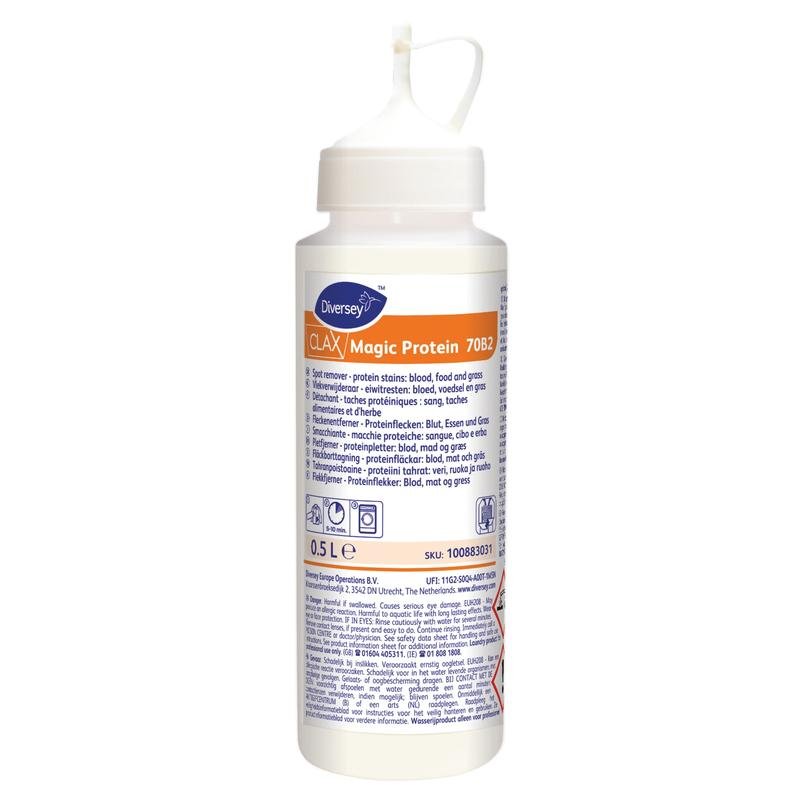Ένα μπουκάλι δοσομετρητή 500 ml Diversey Clax Magic Protein Αφαιρετικό λεκέδων για αίμα, πρωτεΐνες, τρόφιμα και χορτάρι με κλείσιμο στόμιου και πολυγλωσσική ετικέτα από την Diversey Deutschland GmbH & Co. OHG.