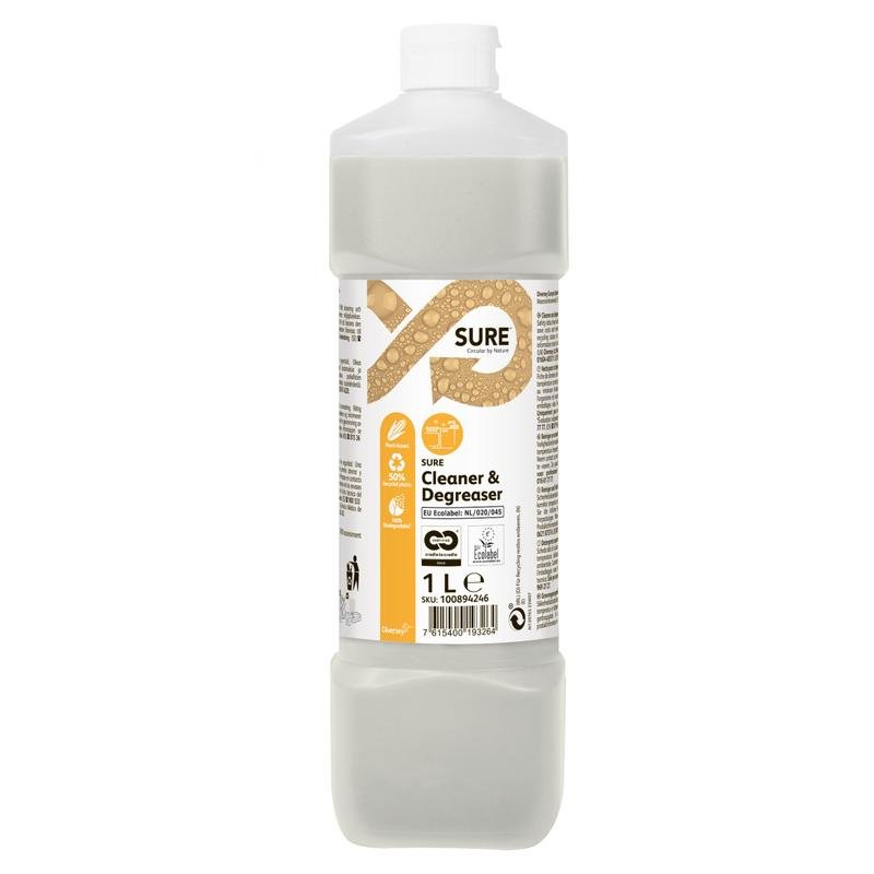 Ένα μπουκάλι 1 λίτρου SURE Cleaner & Degreaser (απολιπαντικό) από την Diversey Deutschland GmbH & Co. OHG, με λευκό καπάκι και μπεζ ετικέτα, είναι ιδανικό για τον καθαρισμό και την απολίπανση επιφανειών ανθεκτικών στο νερό.